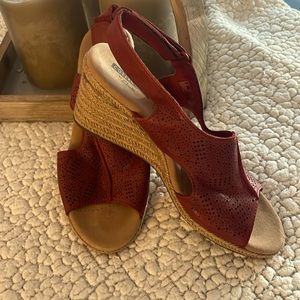 Clark’s Woman’s Leather Wedge Sandles w/ Velcro back-Gently Worn-Red- Size 6.5